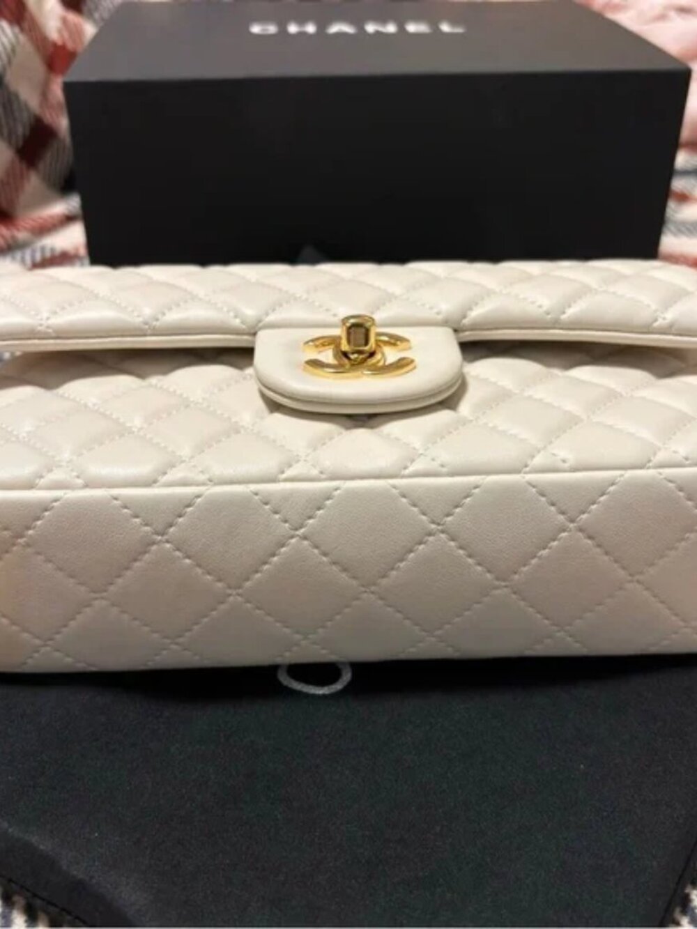 💎Chanel White Quilted Shoulder Bag with Gold Chain - Picture 4 of 8